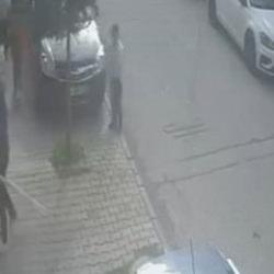 Bı&ccedil;aklı saldırgan sokakta &ccedil;ocukları, binada komşuları hedef aldı!