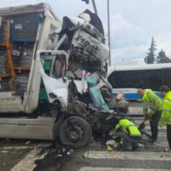 Bursa'da Tır tankere &ccedil;arptı: S&uuml;r&uuml;c&uuml; korkun&ccedil; şekilde can verdi