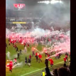 &Ccedil;ekya'da tarihi derbi eşi benzeri g&ouml;r&uuml;lmemiş olaylar nedeniyle yarıda kaldı