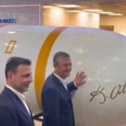 CHP Lideri &Ouml;zel&rsquo;den SAHA Expo 2026&rsquo;ya ziyaret! Yıldırımhan'ın &ouml;n&uuml;nde poz verdi