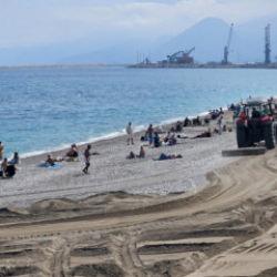 İş makineleri plajda, turistler denizde! D&uuml;nyaca &uuml;nl&uuml; sahilde tepki &ccedil;eken &ccedil;alışma