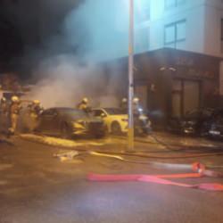 Kadık&ouml;y'de gece yarısı dehşet: Galeri &ouml;n&uuml;ndeki ara&ccedil;lar alev alev yandı