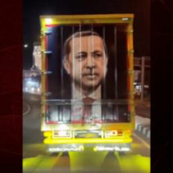G&ouml;r&uuml;nt&uuml;ler Endonezya'dan: Kamyonun arkasında Cumhurbaşkanı Erdoğan portresi!