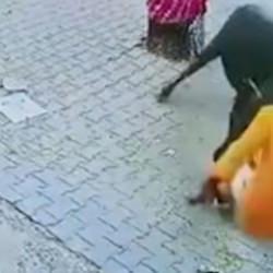 Hindistan'da ineğe saldıran adam boynuz darbesiyle yere serildi
