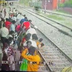 Hindistan'da raylardan ge&ccedil;meye &ccedil;alışan iki kadın feci şekilde hayatını kaybetti