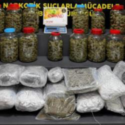 İzmir'de 39 kilo kokain, 21 kilo skunk ele ge&ccedil;irildi; 4 tutuklama