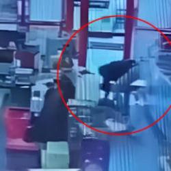 Jandarma personeli, marketteki m&uuml;şteriyi kalp masajıyla hayata bağladı