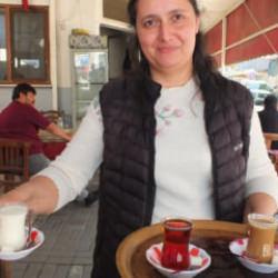 Kahvehanelerde &ccedil;ay yerine s&uuml;t i&ccedil;iliyor!