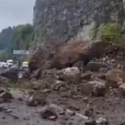 Karadeniz Sahil Yolu'nda heyelan! Ulaşıma kapandı