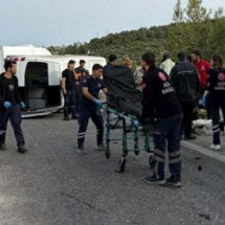 Kuşadası'nda otomobil ile minib&uuml;s &ccedil;arpıştı: 12 yaralı