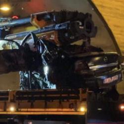 Kuzey Marmara'da otomobil t&uuml;nel girişine saplandı