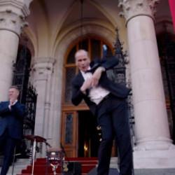 Macaristan'da yemin t&ouml;renine Sağlık Bakanı adayının dansı damga vurdu