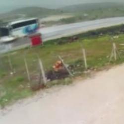 Malatya'da yolcu otob&uuml;s&uuml;n&uuml;n şarampole yuvarlandığı anlar ortaya &ccedil;ıktı: 3 &ouml;l&uuml;, 22 yaralı