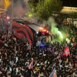 Mardin taraftarları şampiyon takımlarını b&uuml;y&uuml;k coşkuyla karşıladı!