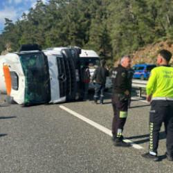 Marmaris'te beton mikseri devrildi, s&uuml;r&uuml;c&uuml; kazayı yara almadan atlattı