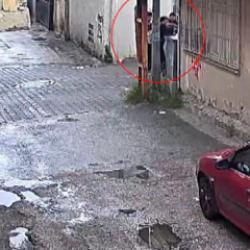 Ne oluyor bu &ccedil;ocuklara! 52 yaşındaki adamı darp ettiler
