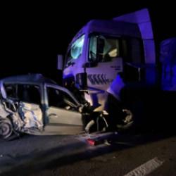 Niğde'de korkun&ccedil; kaza: TIR ile &ccedil;arpışan otomobildeki &ccedil;ift &ouml;ld&uuml;