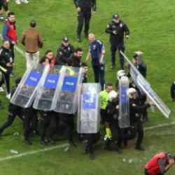 Play-off ma&ccedil;ında saha karıştı! Soyunma odasına polis kalkanlarıyla gittiler