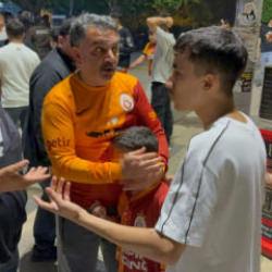 Şampiyonluk kutlaması kabusa d&ouml;nd&uuml;! 7 yaşındaki &ccedil;ocuğun y&uuml;z&uuml;ne alkol şişesi fırlattılar