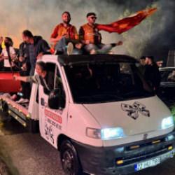Son d&uuml;d&uuml;kle beraber Galatasaraylı taraftarlar sokaklara d&ouml;k&uuml;ld&uuml;