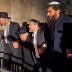 Soykırımcı İsrail Harem-i İbrahim Camii'yi bastı: M&uuml;zik eşliğinde dans ettiler
