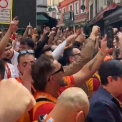Galatasaray taraftarı Beyoğlu&rsquo;nda Antalyaspor karşılaşmasını bekliyor