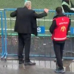 T&uuml;rk futbolu bunu da g&ouml;rd&uuml;! Y&ouml;netici sahaya indi: Futbolcular şikeyi ifşa etti