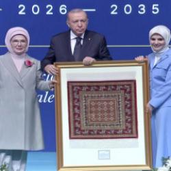 Yapımı 6 ay s&uuml;rd&uuml;! Cumhurbaşkanı Erdoğan&rsquo;a hediye edilen 360 bin ilmekli Pazırık halısı