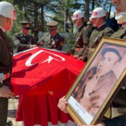 T&uuml;rkiye'nin boğazı d&uuml;ğ&uuml;m d&uuml;ğ&uuml;m: Şehit Onbaşı 61 yıl sonra Tokat'ta toprağa verildi 