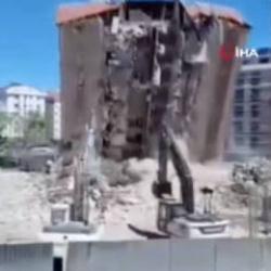Esenyurt ve Avcılar'da korkutan yıkım: Binaların &ccedil;&ouml;kme anı saniye saniye kaydedildi
