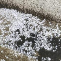 Meteoroloji uyarmıştı: 2 İl beyaza b&uuml;r&uuml;nd&uuml;! Ceviz b&uuml;y&uuml;kl&uuml;ğ&uuml;nde dolu...