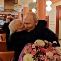 Putin, 88 yaşındaki eski &ouml;ğretmeniyle buluştu! "Bulldog gibi kavga ederdi"