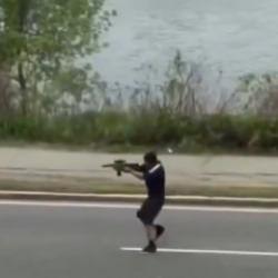 ABD'de silahlı saldırgan rastgele etrafa ateş a&ccedil;tı! Korku dolu anlar kamerada...