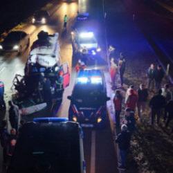Aksaray'da feci kaza: Minib&uuml;s tıra &ccedil;arptı! &Ccedil;ok sayıda yaralı var