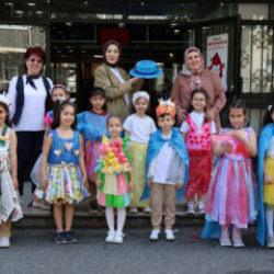 Atık malzemeler &ccedil;ocukların ellerinde sanata d&ouml;n&uuml;şt&uuml;!