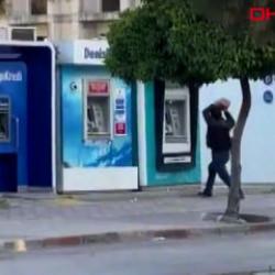 ATM&rsquo;ye taşlı saldırı: O anlar saniye saniye kaydedildi