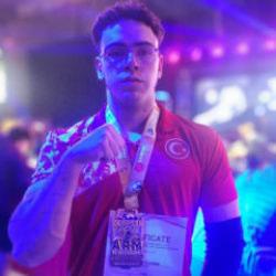 Avrupa&rsquo;yı dize getiren T&uuml;rk sporcu! T&uuml;m rakiplerini yenerek şampiyon oldu