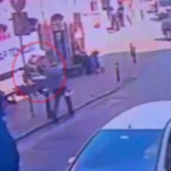 İstanbul'da dehşet! Bankta oturan kişiyi  bı&ccedil;akladı