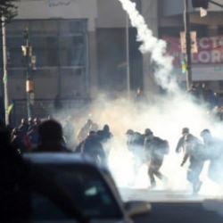 Bolivya sokakları karıştı! Madenciler polisle &ccedil;atıştı, istifa &ccedil;ağrısı geldi