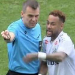 B&ouml;yle skandal g&ouml;r&uuml;lmedi! Hakemler yanlış anladı: Yıldız oyuncu zorla oyundan &ccedil;ıkarıldı
