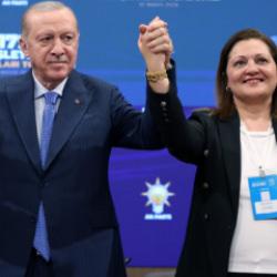 Burcu K&ouml;ksal AK Parti'ye katıldı: Rozetini Cumhurbaşkanı Erdoğan taktı
