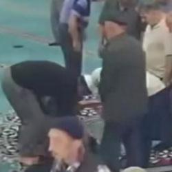 Camide kalp krizi ge&ccedil;iren vatandaş imamın m&uuml;dahalesiyle kurtuldu! Olay anı kamerada
