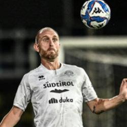 Ceza almıştı! İhanet ettiği eski takımına karşı oynamamak i&ccedil;in 40 yaşında futbolu bıraktı