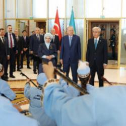 Cumhurbaşkanı Erdoğan, Kazakistan'a geldi: Dombra s&uuml;rprizi!
