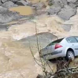 Dereye savrulan otomobilin s&uuml;r&uuml;c&uuml;s&uuml; yaralandı