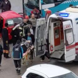 Erzurum&rsquo;da halk otob&uuml;s&uuml; ile otomobil &ccedil;arpıştı: Yaralılar var