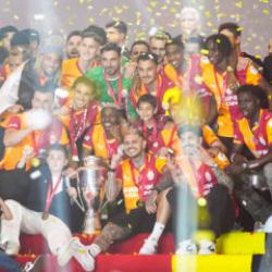 Şampiyon Galatasaray kupasına kavuştu!