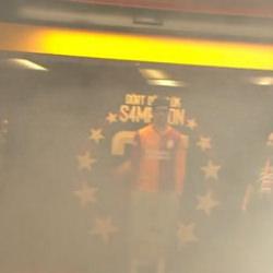 Galatasaray'ın Alman yıldızı sahneye Tarkan şarkısıyla &ccedil;ıktı