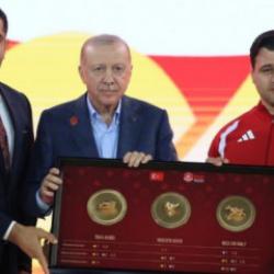 G&uuml;reşin efsaneleri Taha Akg&uuml;l ve Rıza Kayaalp'ten Cumhurbaşkanı Erdoğan'a anlamlı hediye