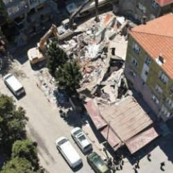 Halkalı&rsquo;da kentsel d&ouml;n&uuml;ş&uuml;m kapsamındaki 5 katlı bina &ccedil;&ouml;kt&uuml;